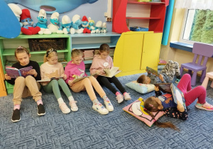 Uczniowie Bajkolandii podczas "Przerwy na czytanie"