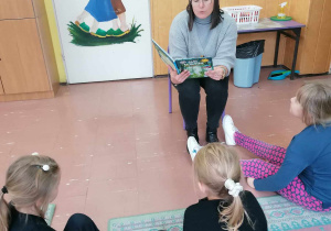 Uczniowie z klasy I A słuchają czytanej książki.