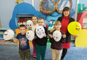 Grupa dzieci i pani prezentują ozdobione balony.