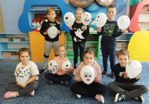 Grupa dzieci prezentuje ozdobione balony.