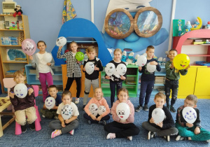 Klasa I B prezentuje ozdobione balony.