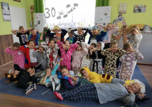 Dzień Śpiocha w klasie II B - Dzieci prezentują swoje piżamowe stroje.