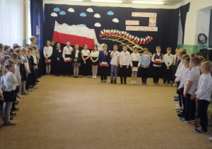 Bajkoludki podczas apelu z okazji Narodowego Święta Niepodległości