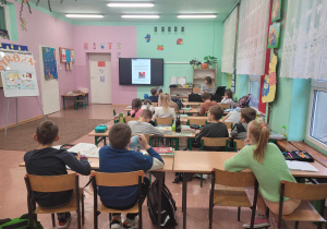 Klasa 2c słucha opowiadania pt. Kaja, Kajtek i Tolerek.