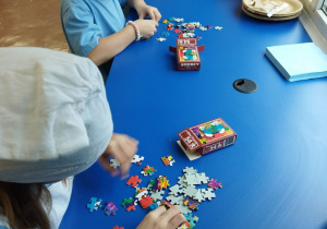 Uczniowie podczas konkursu układania puzzli