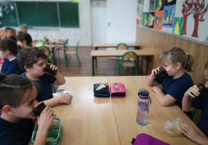 Uczniowie podczas degustacji soków