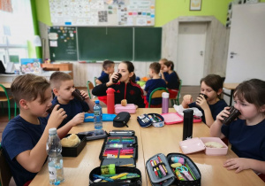 Uczniowie podczas degustacji soków