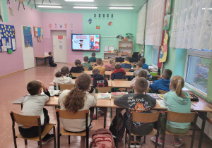 Kubuś Puchatek ogląda film edukacyjny o prawach dziecka.