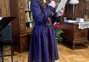 Laureatka czyta swój wiersz - Zdjęcie pochodzi ze strony MBP