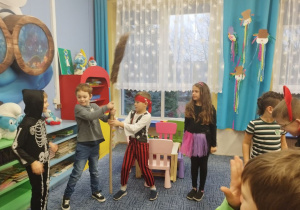 Dzieci przekazują sobie miotłę podczas piosenki
