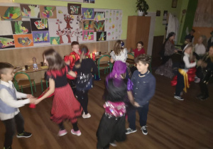 Uczniowie podczas tańca