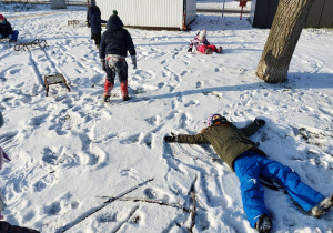 Uczniowie bawią sie na śniegu