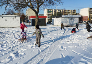 Uczniowie bawią sie na śniegu
