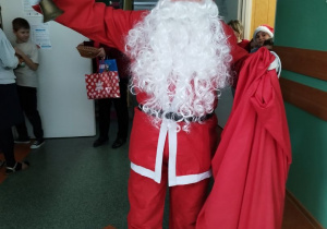 Mikołaj na szkolnym korytarzu