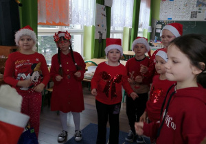 Elfy z 2b spiewają piosenkę Mikołajowi