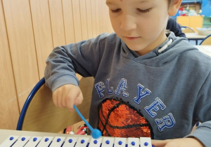 Uczeń gra gamę C-dur na dzwonkach szkolnych