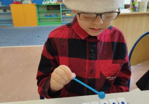 Uczeń gra gamę C-dur na dzwonkach szkolnych