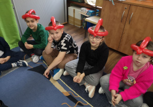 Uczniowie wykonują balonową czapkę mikołaja