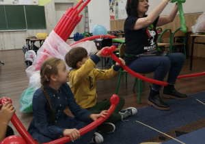 Uczniowie wykonują balonowego psa