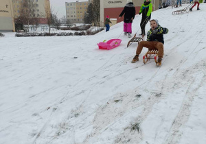 Uczniowie bawia sie na śniegu