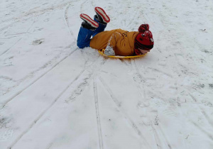 Uczniowie bawia sie na śniegu