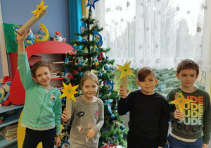 Uczniowie prezentują wykonaną gwiazdę betlejemską.