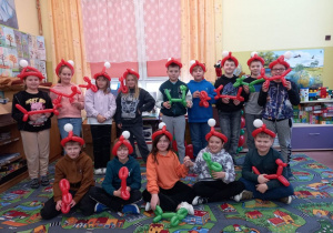 Uczniowie klasy III b w wykonanych mikołajowych czapkach