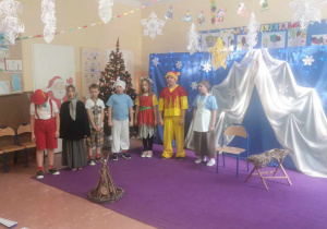 Bajkowe postacie recytując wiersz wprowadzają gości w świąteczny nastrój