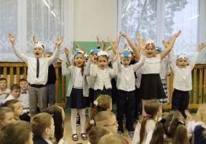 Uczniowie klasy I śpiewają kolędę