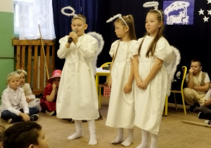 Dzieci przebrane za aniołki deklamują wiersze