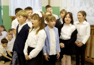 Uczniowie klasy III śpiewają kolędę