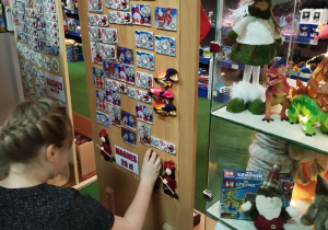Dzieci kupują pamiątki w sklepiku Mikołaja
