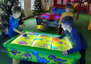 Dzieci bawią się w sali zabaw