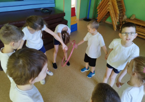 Uczniowie klasy I B współpracują podczas ćwiczeń z obręczą.