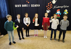Uczniowie klasy I B podczas występu