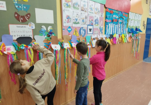 Uczniowie ogladaja prace w klasowej galerii