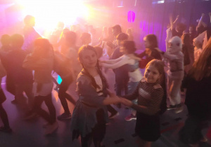 Uczniowie i nauczyciele podczas zabawy tanecznej