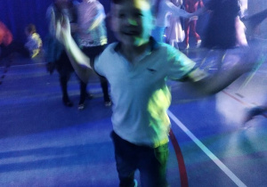Uczniowie podczas zabawy tanecznej