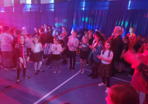 Uczniowie i nauczyciele podczas zabawy tanecznej