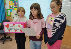Dziewczynki z samorządu szkolnego ogłaszają walentynkową akcję