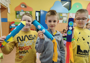 Uczniowie prezentują wykonane rakiety