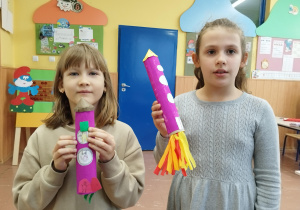 Uczniowie prezentują wykonane rakiety