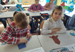 Uczniowie układają tangram