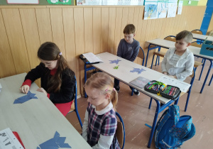 Uczniowie układają tangram