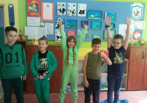 Uczniowie prezentują swoje zielone stroje i szalone fryzury