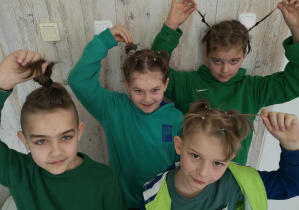 Uczniowie prezentują swoje szalone fryzury