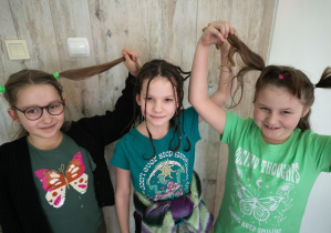 Uczniowie prezentują swoje szalone fryzury