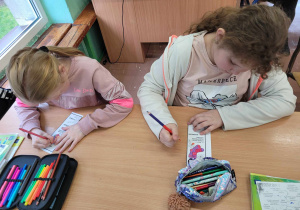 Uczniowie klasy II C podczas zajęć z okazji Dnia Kolorowej Skarpetki