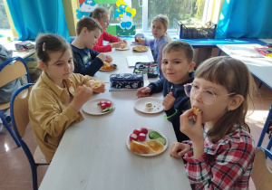 Uczniowie podczas wielkanocnego śniadania