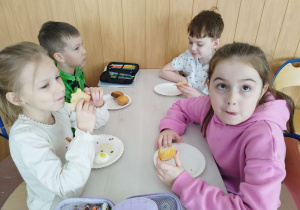 Uczniowie podczas wielkanocnego śniadania